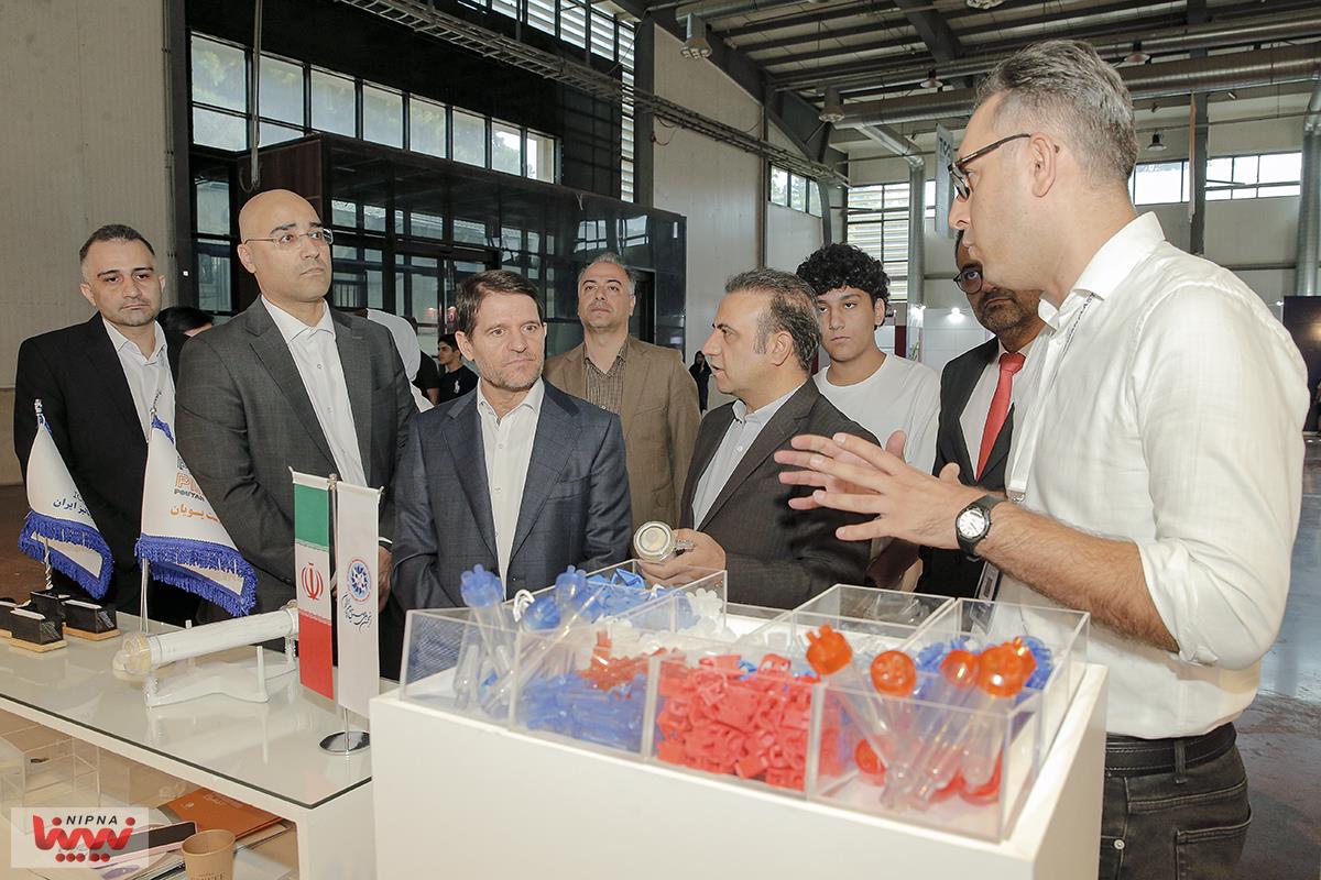 بازدید دکتر حسن عباس زاده معاون وزیر نفت و مدیرعامل شرکت ملی صنایع پتروشیمی در روز سوم از نوزدهمین نمایشگاه بین المللی ایران پلاست (2) 28